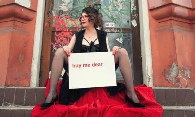 "Купи мене дорого": дівчина в нижній білизні переполошила одеситів у центрі міста, фото