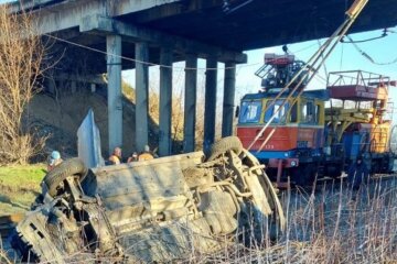 На железнодорожном мосту произошло ЧП, люди остались без газоснабжения: что произошло