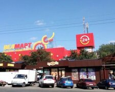 "Угрожает всех взорвать": мужчина ворвался в супермаркет в Киеве, первые подробности