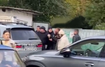 "Надели наручники и забрали": в Одессе работники ТЦК избили мужчину на глазах его маленького ребенка, видео