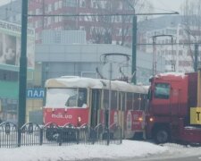 Грузовик на полном ходу влетел в трамвай: кадры с места ДТП в Харькове
