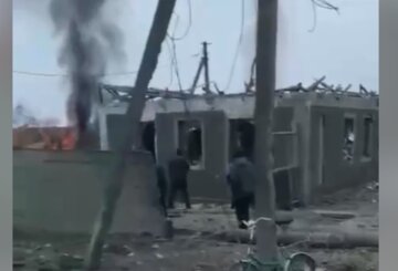 Войска РФ сбросили бомбу на город в Николаевской области, видео: люди под завалами