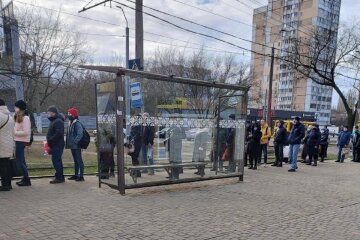Локдаун в Одессе: жителей заставили выстроиться в огромные очереди на остановках, кадры