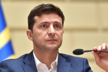 Смешно, не правда ли. Впереди − все красный свет.