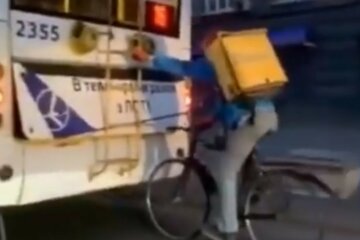 У мережі показали, як працюють кур'єри під час карантину в Києві: кадри божевілля
