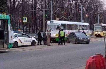 Рух заблоковано в обидві сторони: аварія в Харкові зупинила транспорт, фото