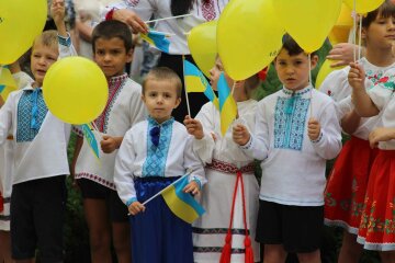 В Авдеевке День флага отпраздновали патриотическим автопробегом (фото)