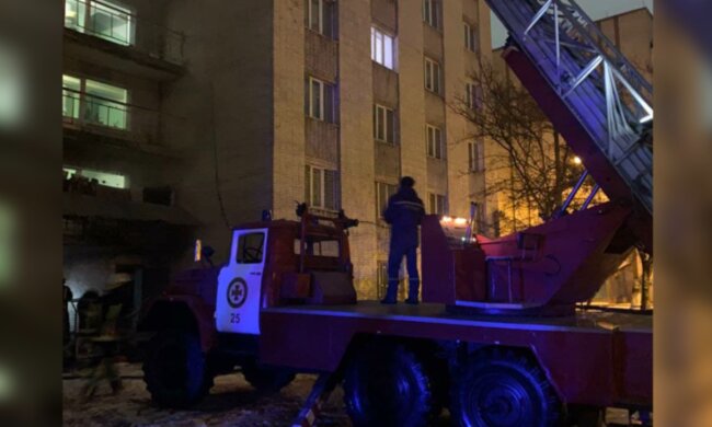 Пожар разгорелся в общежитии, трое студентов застряли внутри: что известно о ЧП