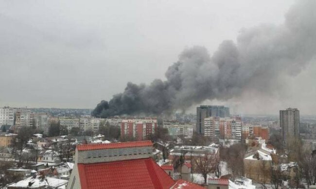 Масштабный пожар разгорелся в Днепре: дым видно за несколько километров