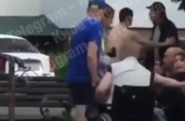 Мужчина внезапно встал с инвалидного кресла ради драки: кадры "чуда" на Киевщине