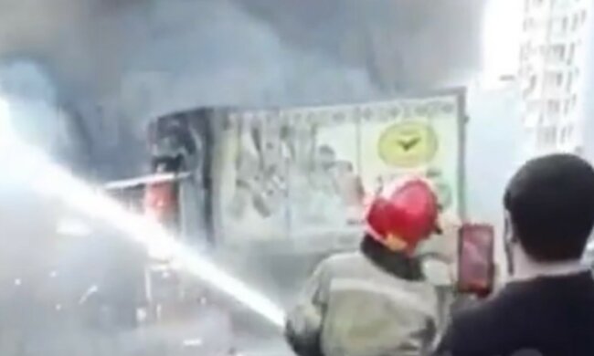 Масштабный пожар охватил рынок в Киеве, небо затянуто черным дымом: видео ЧП