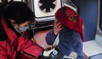 Женщина напоролась на боеприпасы в своем дворе под Харьковом: слетелись спасатели и медики