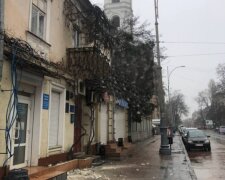 Откололся и рухнул на тротуар: кадры ЧП в центре Одессы