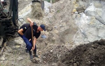 Под Днепром людей завалило под тоннами песка: видео и подробности с места трагедии