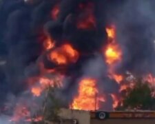Загасити не можуть годинами: в окупованій Макіївці в "ДНР" прогримів потужний вибух на нафтобазі