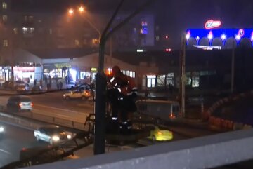 Шулявский мост в Киеве стал еще опаснее после нового ЧП, фото: "Можно легко поджариться"