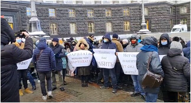 Под Кабмином прошла акция партии «Держава», представители которой требовали снизить тарифы