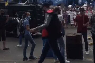 Киевляне взбунтовались у здания Минобороны, видео и детали: из-за толпы проехать невозможно