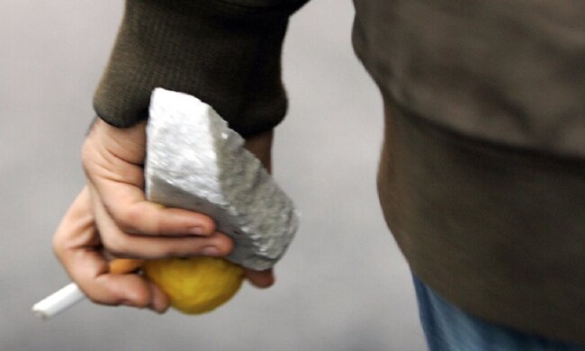 Камень в руке 2