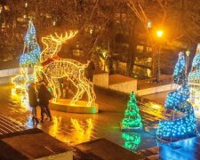 Вандалы уничтожили новогоднюю инсталляцию в центре Одессы: кадры беспредела