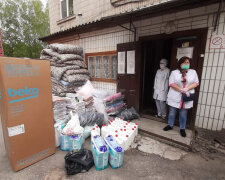 Медведчук з Оксаною Марченко передали меддопомогу лікарням на Одещині, яких влада кинула напризволяще