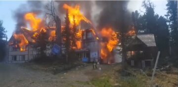 "Хтось невдало покурив": в рф спалахнула потужна пожежа на базі відпочинку в Красноярському краї, кадри