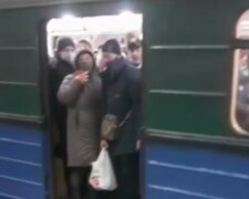 "Вирусом же только в выходные заражаются?": в харьковском метро люди едва помещаются в вагон, фото