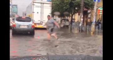 Річки на дорогах і численні Затори: Київ пішов під воду, відео наслідків