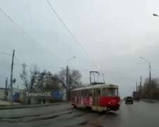 Трамвай на полном ходу "слетел" с рельсов, момент попал на видео: "отлетел прямо в..."