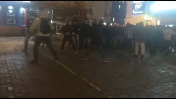Масова бійка спалахнула в центрі Києва на очах перехожих, з'явилися кадри і подробиці: "Викликай поліцію..."