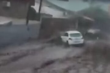 Потужна повінь перетворила міські вулиці на річки: рахунок жертв пішов на десятки