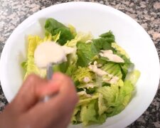 Как приготовить салат "Цезарь" вкуснее, чем в ресторане: главный секрет в соусе