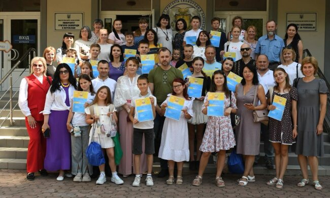 Свято книги та майбутнього: як у Переяславі обрали "Чемпіонів читання" і розпочали акцію "Вишиванка для Героя" за участю Миколи Томенка