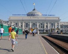 На одесском вокзале отрыли охоту на туристов, фото: "не успевают сойти с поезда"