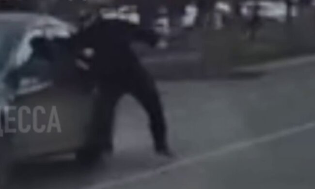 В Одеській області поліцейський розбив скло в авто