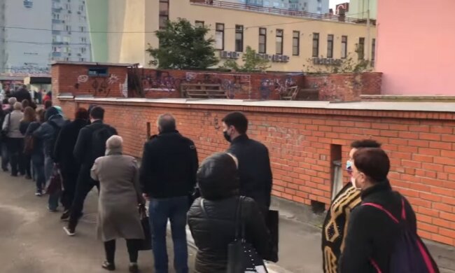 Транспортный коллапс охватил Киев, видео: "Люди полтора часа стоят в очереди"