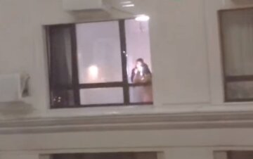 В Киеве две девушки устроили стрельбу из окна ради "забавы": сомнительные "развлечения" попали на видео