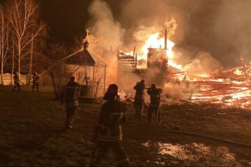 Внезапно сгорела церковь Святителя Николая Чудотворца, построенная в XIX веке: кадры с места ЧП