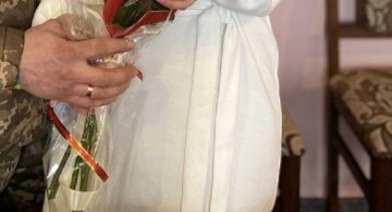 "Очень волновались": появились кадры свадьбы в колонии бойца ВСУ с осужденной