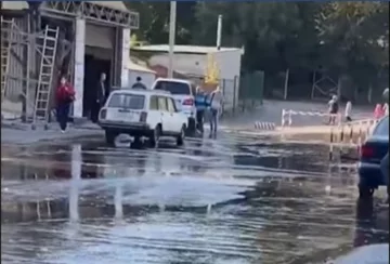 У Харкові вода залила вулиці, прорив не можуть усунути майже добу, відео: "Скільки грошей витекло"