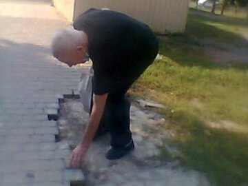 Украинец разобрал брусчатку на тротуаре и унес домой, фото: что осталось от пешеходной дороги