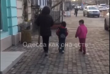Женщину-попрошайку вывели на чистую воду в Одессе, появилось видео: " как только смена заканчивается..."