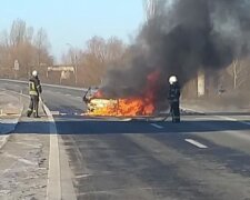 Під Києвом після зіткнення спалахнув автомобіль сім'ї з дітьми: маму затиснуло в палаючому салоні