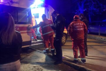 Девочка выпала из окна дома в Одессе, кадры: "услышали стук балконной двери и..."