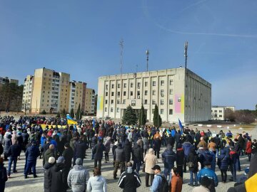 Захватчики из рф зашли в Славутич: город восстал против оккупантов под звуки стрельбы, кадры