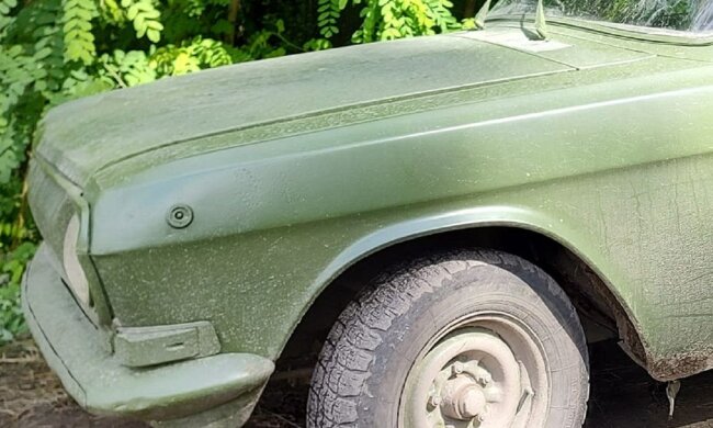 Был черный ГАЗ-24, а стал "боевым" пикапом: украинец переделал авто до неузнаваемости