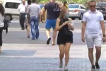 украинцы в масках, на улице, лето