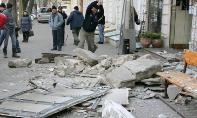 "Крокуйте обережно": нова небезпека підстерігає одеситів в центрі міста, кадри