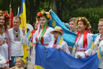 В центре Парижа слышно «Слава Украине»: украинцы в вышиванках и с флагами заполонили улицу, фотофакт