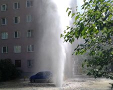 Гігантський фонтан вдарив з-під землі в Києві, вода з камінням побила квартири та авто: кадри НП
